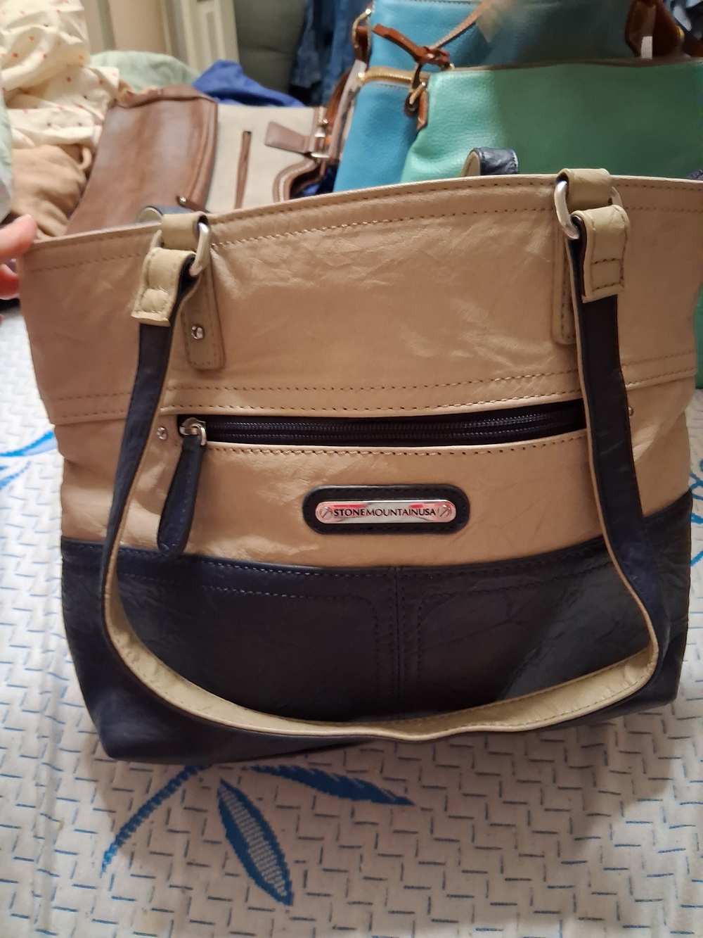 Stone Mountain Accessories Beige and Black Two-Tone Shoulder Tote